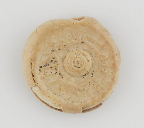 Disque orné d'une inscription illisible, image 1/2
