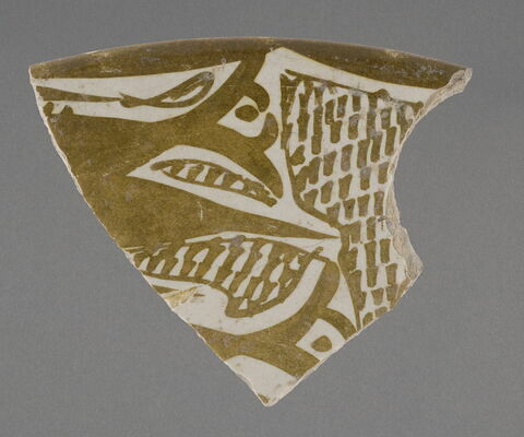 Fragment de bord de coupe au paon tenant une palme (?), image 1/1
