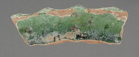 Fragment de bord de vaisselle festonnée, image 1/1
