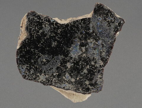 Fragment de vaisselle fermée, image 1/1