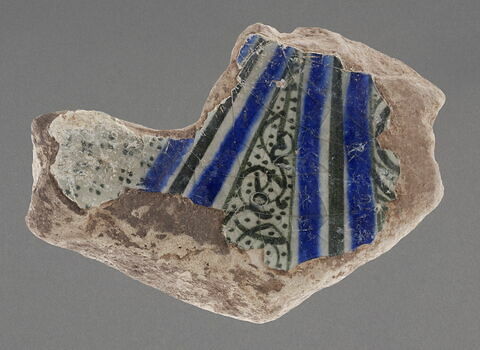Fragment de fond de plat à décor radiant, image 1/1