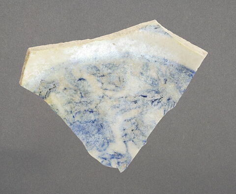 Profil de plat à décor de paysage et personnage (?), image 1/1