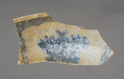 Bord de plat à décor végétal, image 1/1