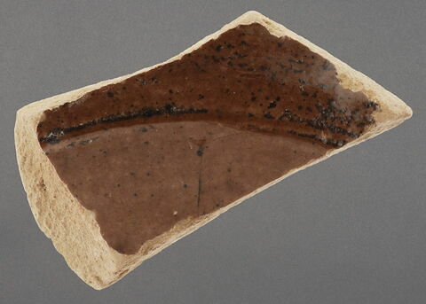 Tesson de coupe à glaçure brune, image 1/1