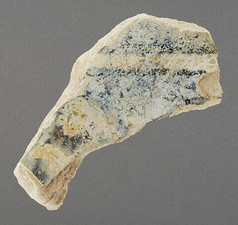 Base de coupe (fragment de) à décor bleu et blanc, image 1/1