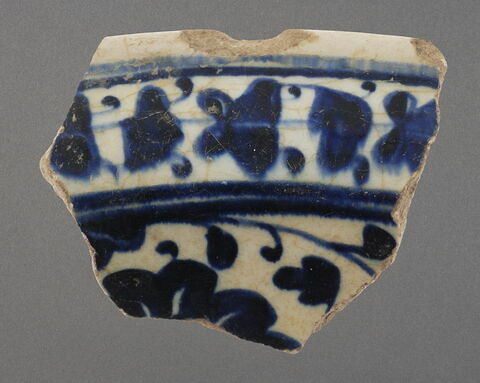 Bord de plat à décor bleu et blanc, image 1/1