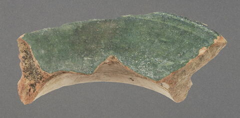 Fond de coupe (fragment de) à glaçure verte, image 1/1