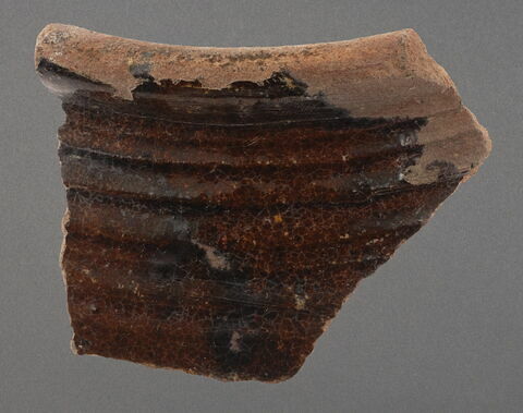 Bord de jarre brune, image 1/1