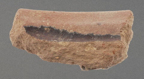 Bord de bassin (?) à glaçure brune, image 1/1