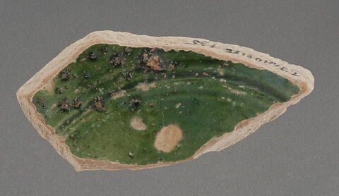 Tesson de coupe à glaçure verte, image 1/1