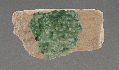 Tesson de coupe à glaçure verte, image 1/1