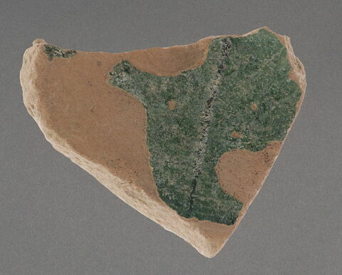 Fond de coupe à glaçure verte (fragment de), image 1/1
