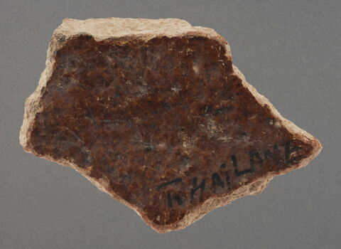 Tesson de coupe à glaçure brune, image 1/1