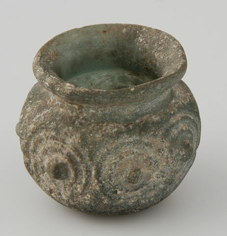 Petit vase à médaillons perlés, image 1/1