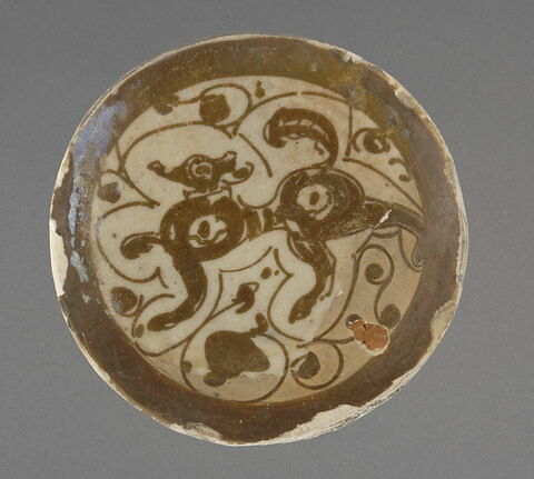 Fond de coupe au chien sur fond de rinceaux, image 1/1