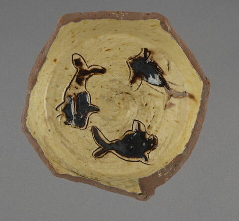 Fond de coupelle carénée aux trois poissons, image 1/1