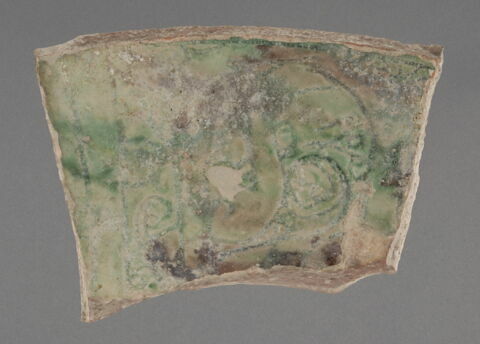 Tesson de coupe ou de plat à inscription, image 1/1