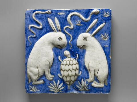 Un carreau du panneau "les merveilles de la création" : deux lapins et une tortue