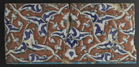 Carreau à décor d'arabesques sur fond rouge, image 1/2