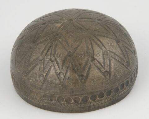 Bol au revers décoré d'une rosace ponctuée de cercles et d'un bandeau perlé, image 3/4
