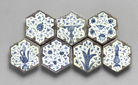 Carreau hexagonal à décor de vase, image 2/5