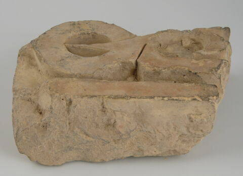 Fragment de décor architectural à inscription fleuronnée (?), image 2/2