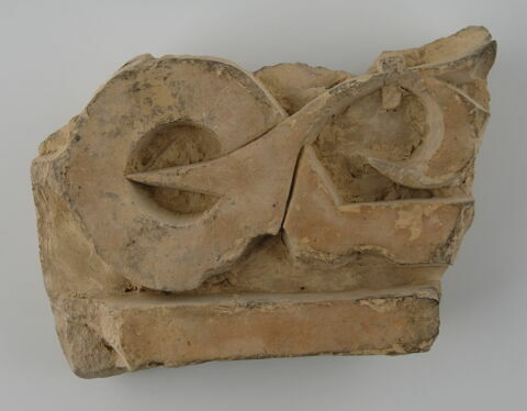 Fragment de décor architectural à inscription fleuronnée (?)