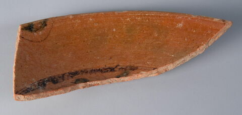 Fragment de bord de plat avec amorce de fond, image 1/2