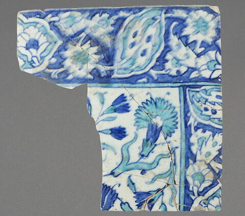 Carreau fragmentaire à décor bleu cobalt et turquoise, image 1/1
