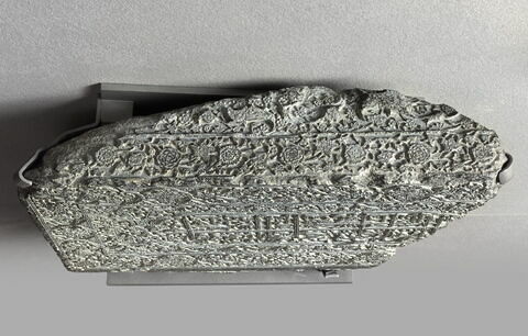 Fragment de cénotaphe au nom d'Abu al-Ghazi Sultan Bahadur Khan, image 2/4
