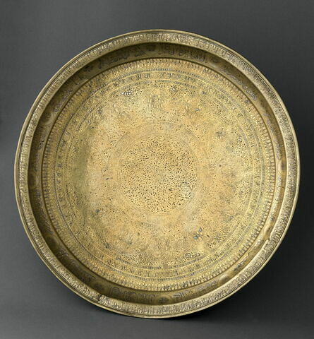 Plateau au nom du sultan Salih Nadjm al-Din Ayyub, image 38/40