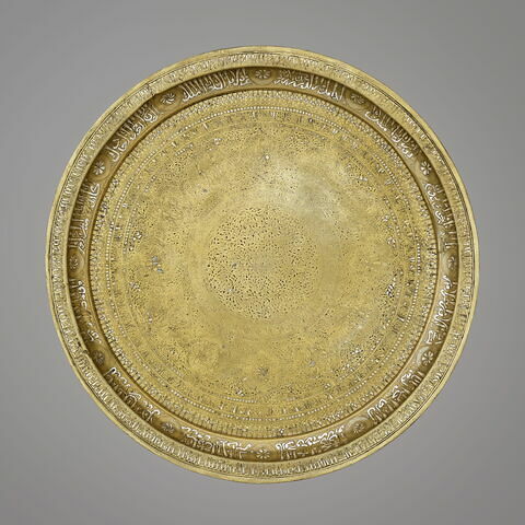 Plateau au nom du sultan Salih Nadjm al-Din Ayyub, image 1/40