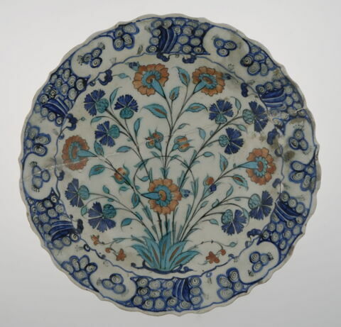 Plat aux oeillets, image 1/2