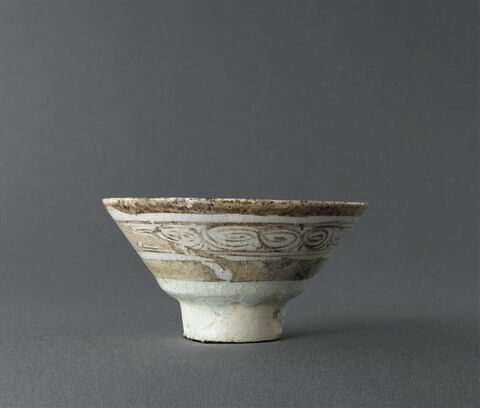 Coupe à décor végétal et pseudo-épigraphique, image 2/6