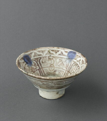 Coupe à décor végétal et pseudo-épigraphique, image 1/6
