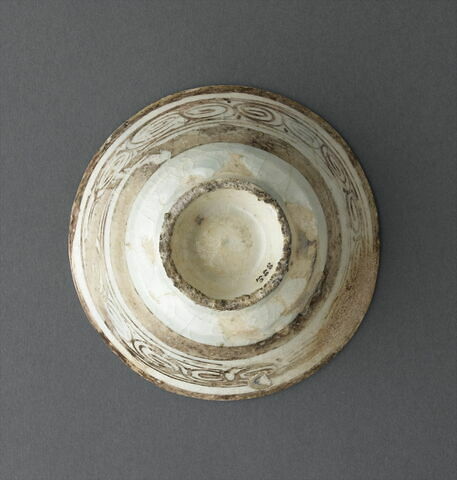 Coupe à décor végétal et pseudo-épigraphique, image 6/6