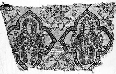 Fragment de tissu aux perroquets adossés et à inscriptions, image 2/2