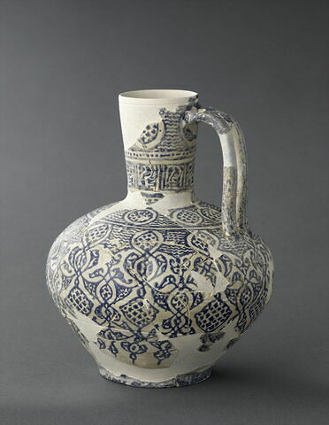 Pichet à motifs végétaux stylisés, image 1/4