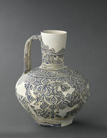 Pichet à motifs végétaux stylisés, image 2/4