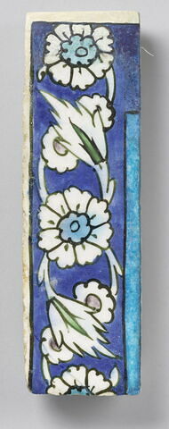 Carreau de bordure d'un panneau de revêtement aux vases fleuris
