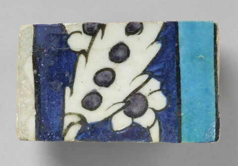 Fragment d'un carreau issu d'un panneau de revêtement aux vases fleuris