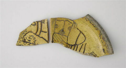 Fragment de paroi de plat ou d'assiette à décor de personnage barbu, image 3/3