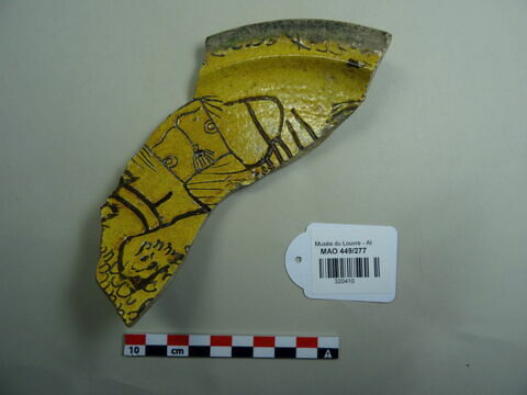 Fragment de paroi de plat ou d'assiette à décor de personnage barbu, image 1/3