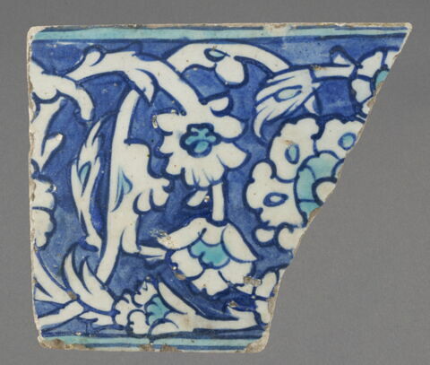 Carreau fragmentaire à décor bleu cobalt et turquoise, image 1/1