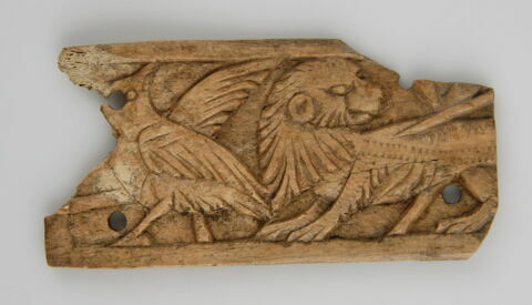 Élément d'applique au lion et à l'oiseau, image 1/2