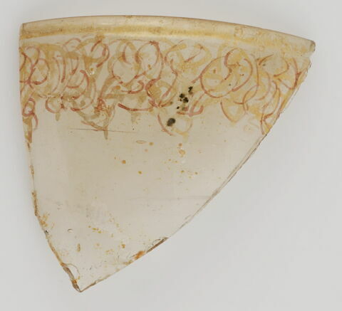 Fragment de bord de gobelet à décor d'arabesque, image 1/1