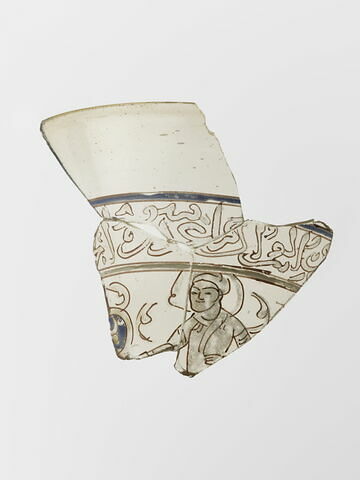 Fragment de bord de gobelet à décor de personnage sous un bandeau épigraphique
