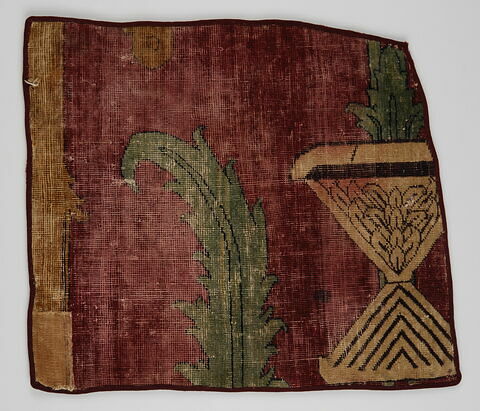 Fragment de tapis à décor de vase et de feuillages