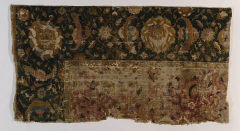 Fragment d'angle d'un tapis à champ floral, image 1/1