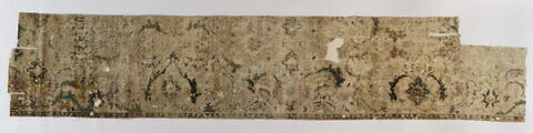 Fragment de tapis à décor floral, image 1/1